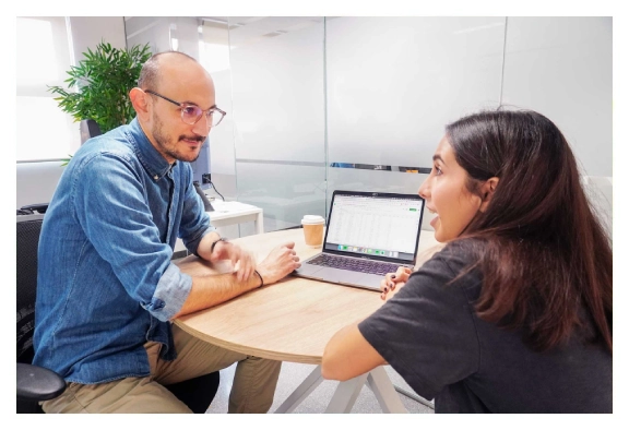 Dos profesionales planificando una estrategia de mejora de la conversión en nuestra agencia de cro