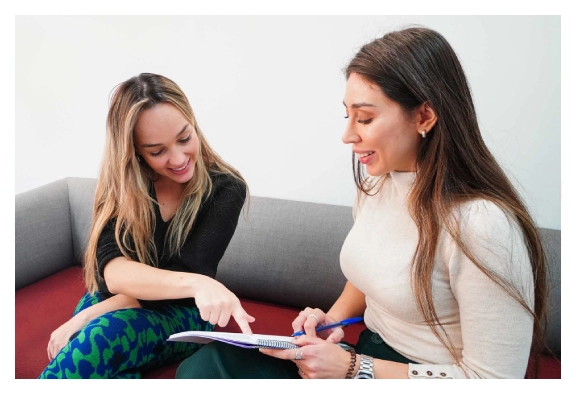 Equipo de nuestra empresa de branding planificando una estrategia